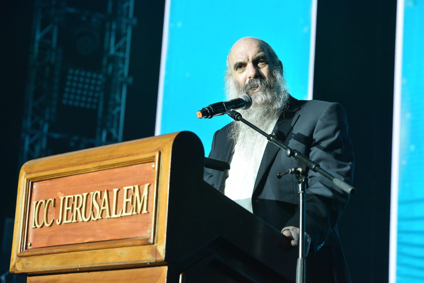 אברהם פריד מלמד ושר קטע מהתניא • צפו