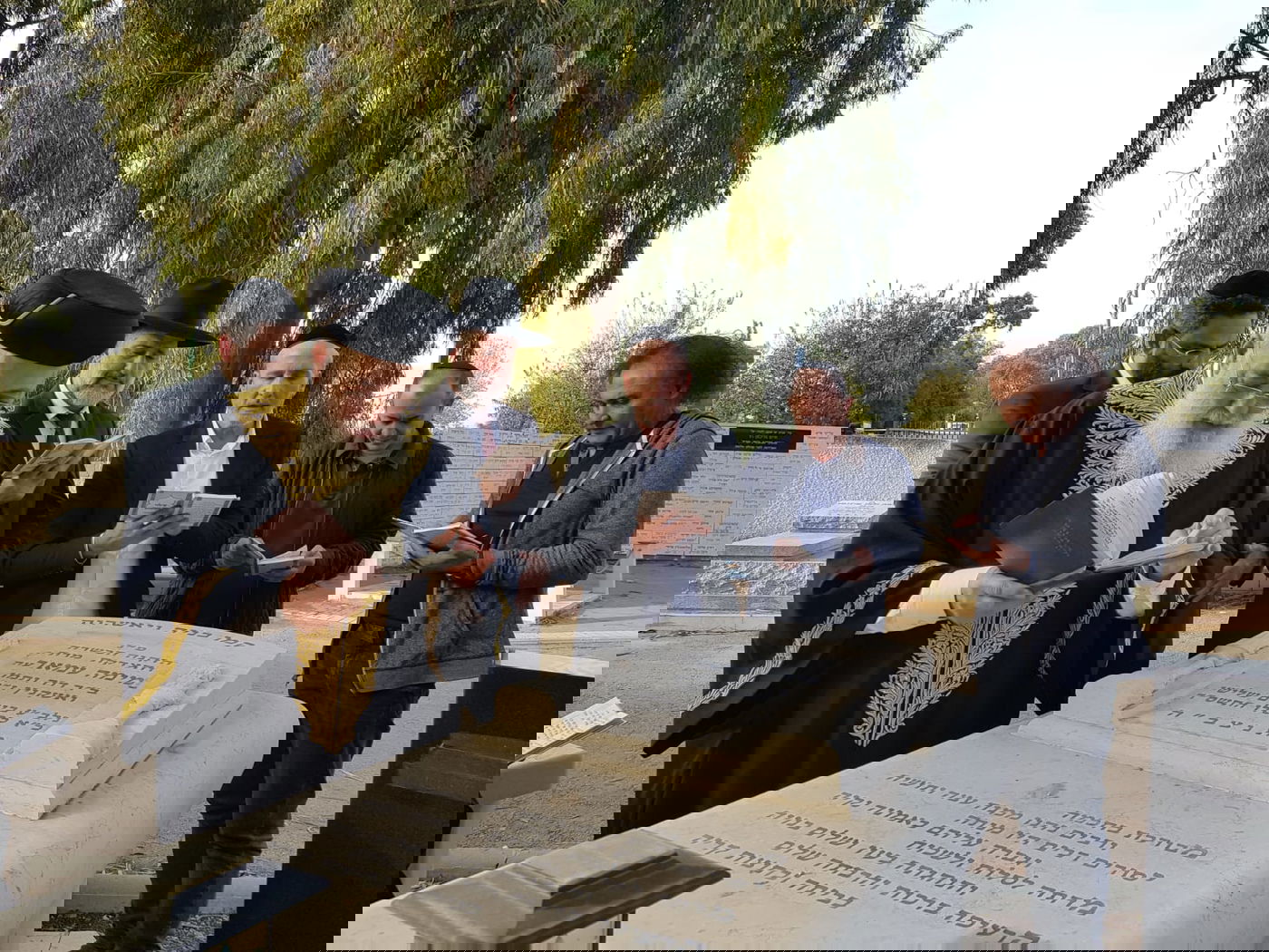 צפו: הראשון לציון הגר"ש עמאר ב''קדיש' בקבר אמו ע"ה