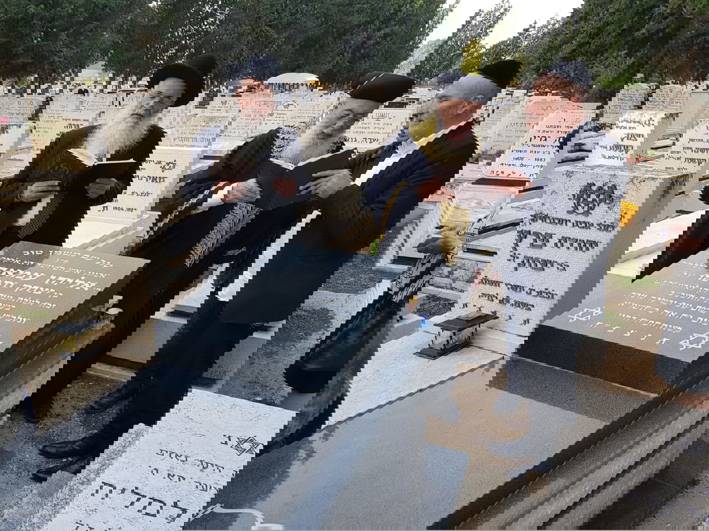 צפו: הראשון לציון הגר"ש עמאר ב''קדיש' בקבר אמו ע"ה
