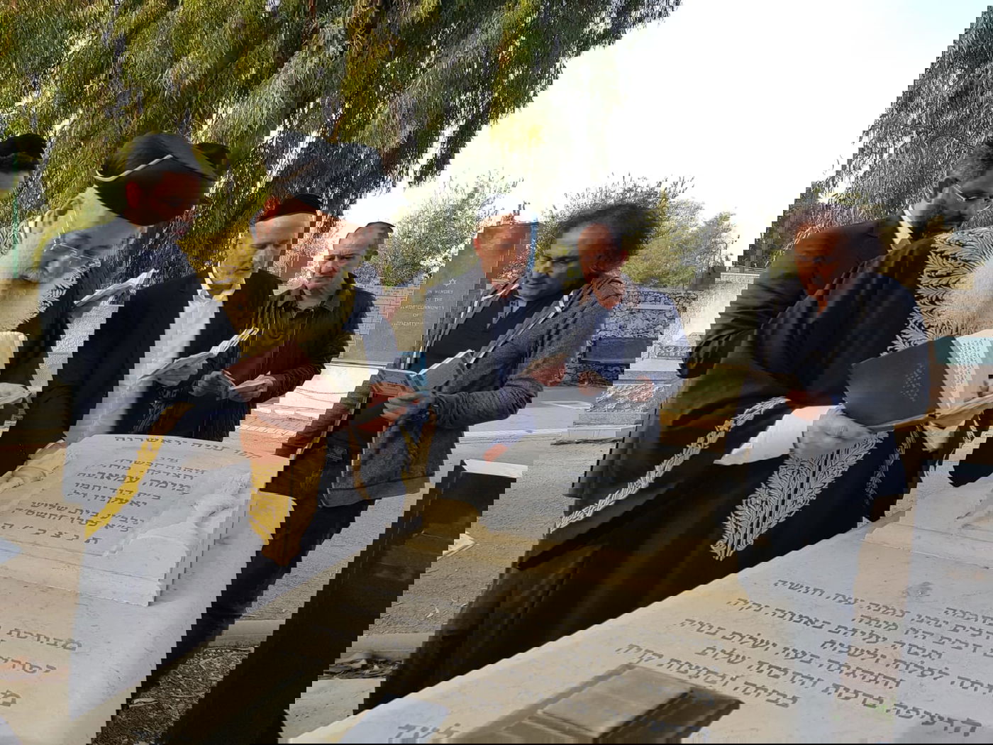 צפו: הראשון לציון הגר"ש עמאר ב''קדיש' בקבר אמו ע"ה