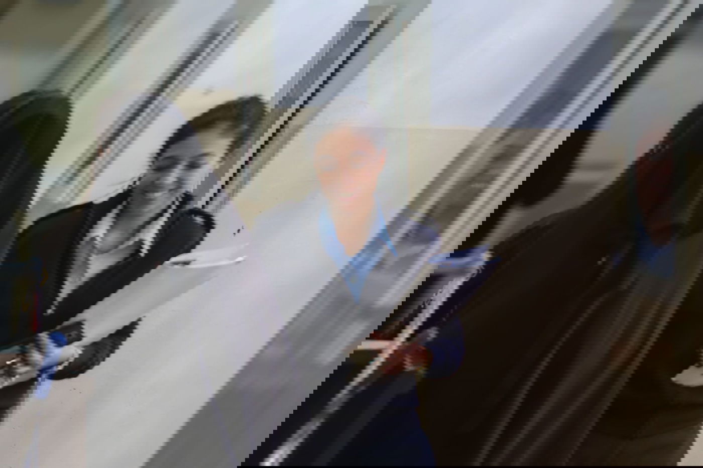 אם ה"כלה" בבית המשפט, מעט לפני כניסת השבת