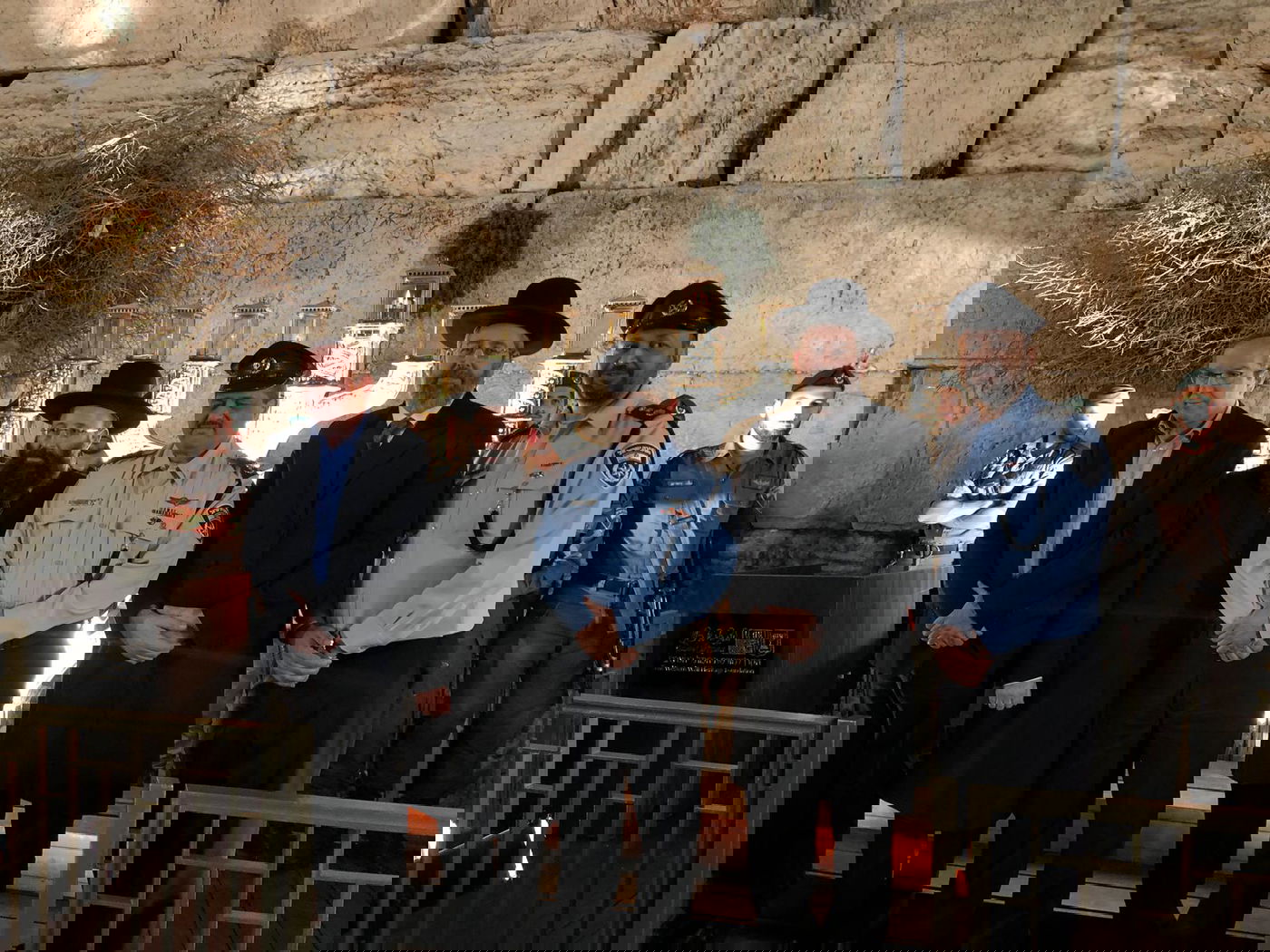 נר ראשון בכותל; הרב הראשי והמפכ"ל. צפו