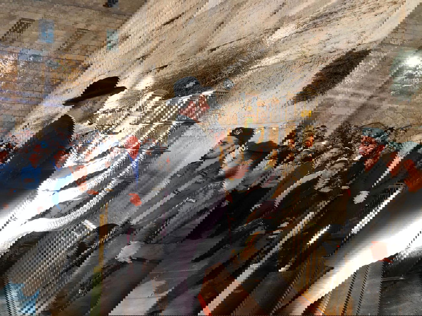 נר ראשון בכותל; הרב הראשי והמפכ"ל. צפו