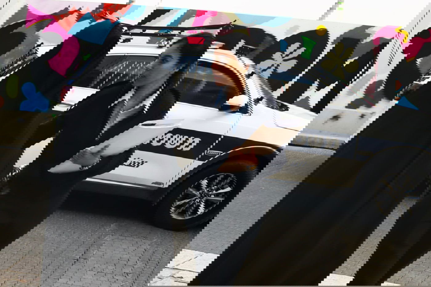 האם, מחוץ לבית המשפט