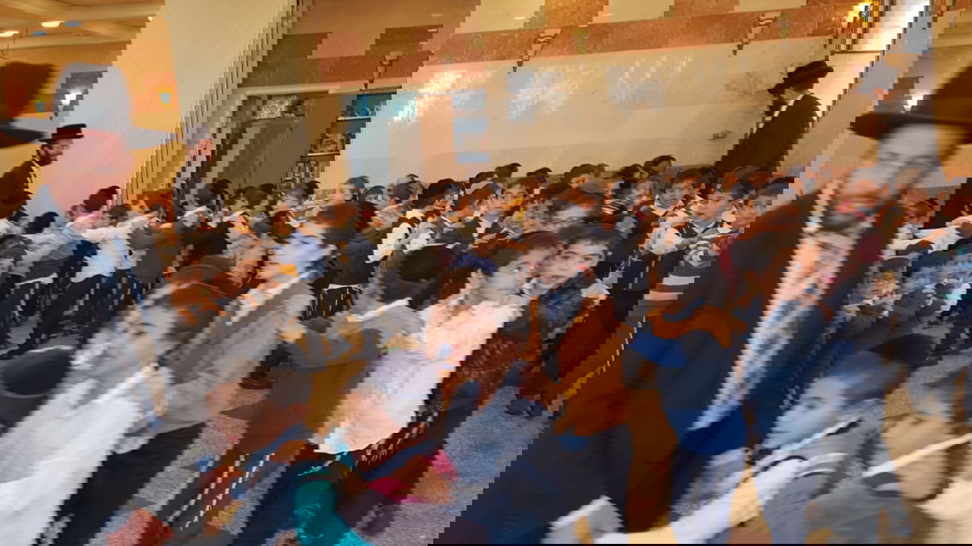 צפו: ילדי ירושלים קיבלו 'מטבע' מהראשל"צ הגאון רבי אליהו בקשי דורון