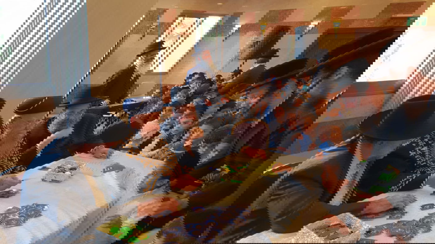 צפו: ילדי ירושלים קיבלו 'מטבע' מהראשל"צ הגאון רבי אליהו בקשי דורון