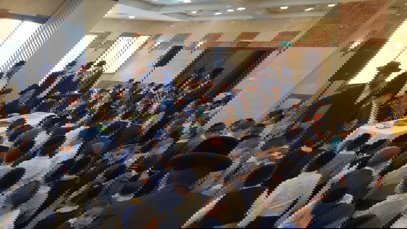 צפו: ילדי ירושלים קיבלו 'מטבע' מהראשל"צ הגאון רבי אליהו בקשי דורון