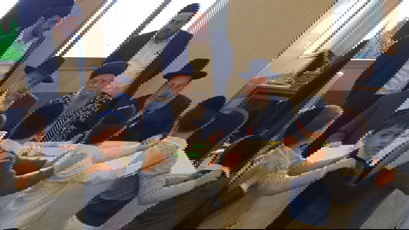 צפו: ילדי ירושלים קיבלו 'מטבע' מהראשל"צ הגאון רבי אליהו בקשי דורון