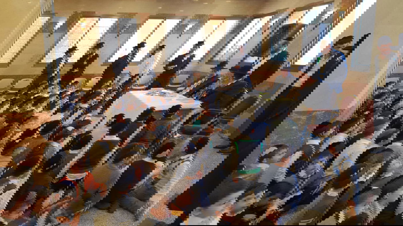 צפו: ילדי ירושלים קיבלו 'מטבע' מהראשל"צ הגאון רבי אליהו בקשי דורון