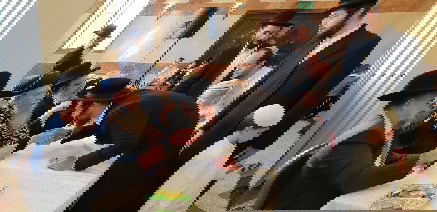 צפו: ילדי ירושלים קיבלו 'מטבע' מהראשל"צ הגאון רבי אליהו בקשי דורון