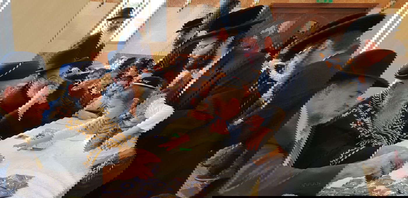 צפו: ילדי ירושלים קיבלו 'מטבע' מהראשל"צ הגאון רבי אליהו בקשי דורון