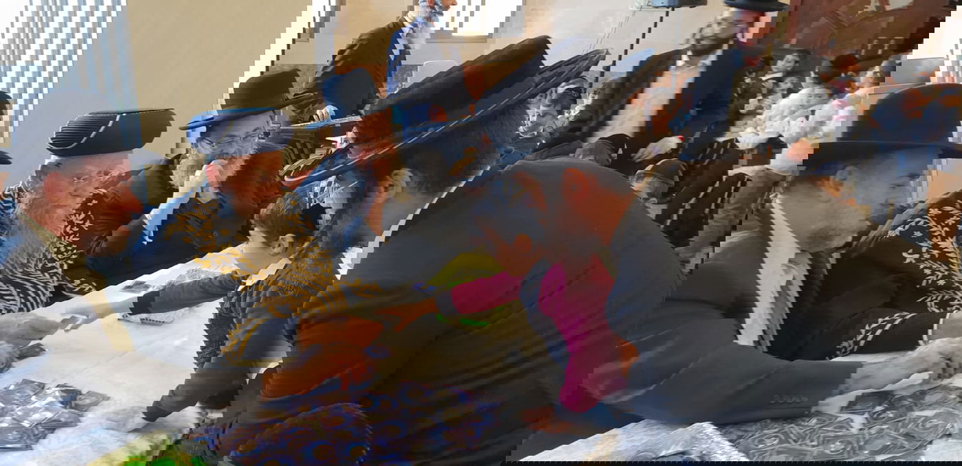 צפו: ילדי ירושלים קיבלו 'מטבע' מהראשל"צ הגאון רבי אליהו בקשי דורון