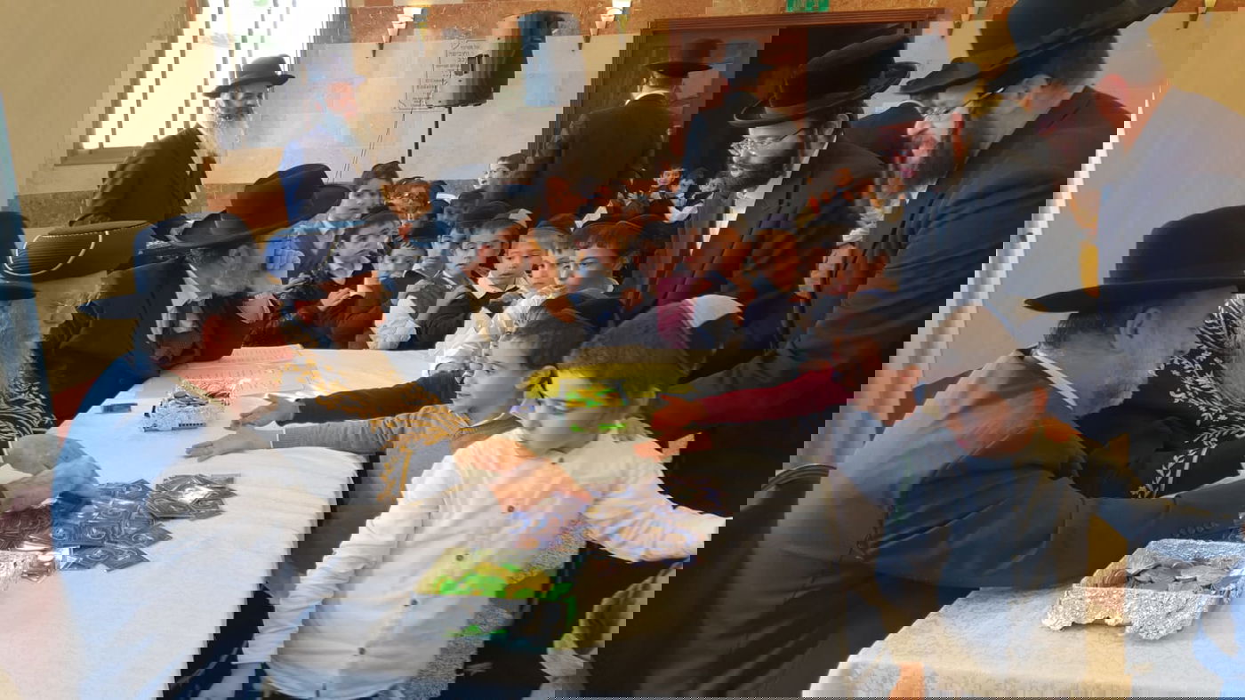 צפו: ילדי ירושלים קיבלו 'מטבע' מהראשל"צ הגאון רבי אליהו בקשי דורון