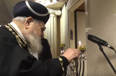 הַנֵּרוֹת הַלָּלוּ קֹדֶשׁ הֵם • צפו בהדלקה של מרן הגר"ע יוסף זצ"ל