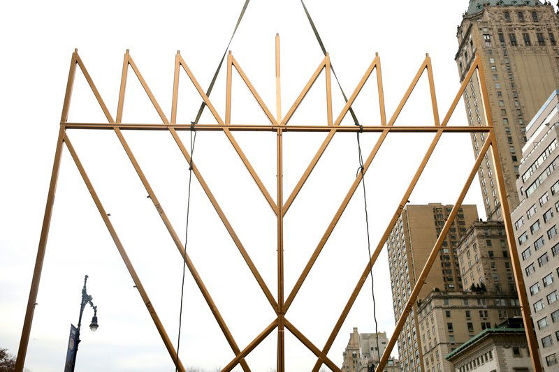 המנורה הגבוהה בעולם הוקמה בלב מנהטן