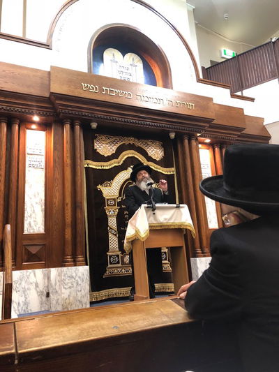 הרב קאהן נואם בבית כנסת בעיר