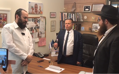 בהברה תימנית: ח"כ איתן כבל הדליק נר שני