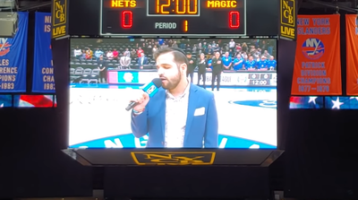 יוני Z בביצוע מרהיב להמנון האמריקני • צפו