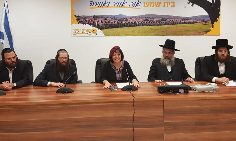 נציג 'אגודה' בעת חתימת ההסכם עם בלוך