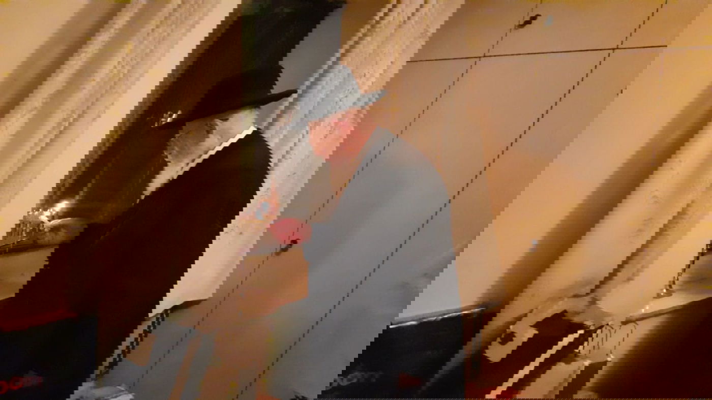 המנהג של נשיא המועצת: הדלקת שתי חנוכיות