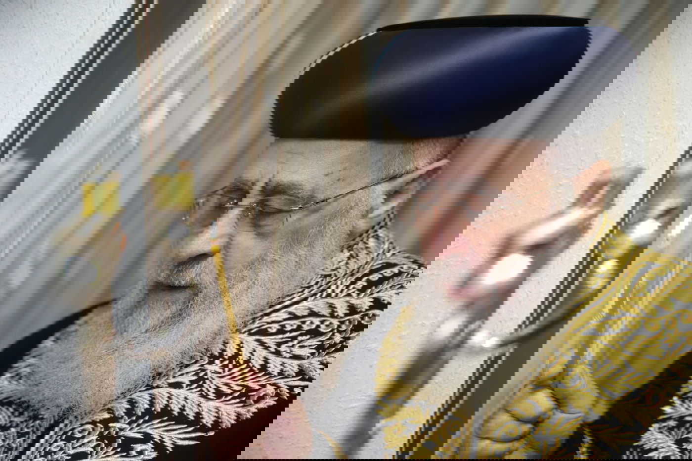 מיוחד: הראשון לציון הגר"י יוסף בהדלקת נרות חנוכה בביתו