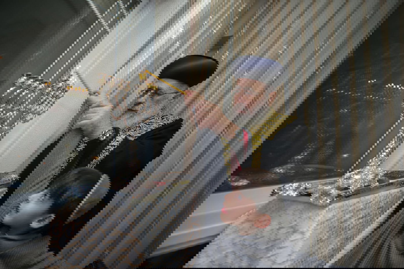 מיוחד: הראשון לציון הגר"י יוסף בהדלקת נרות חנוכה בביתו