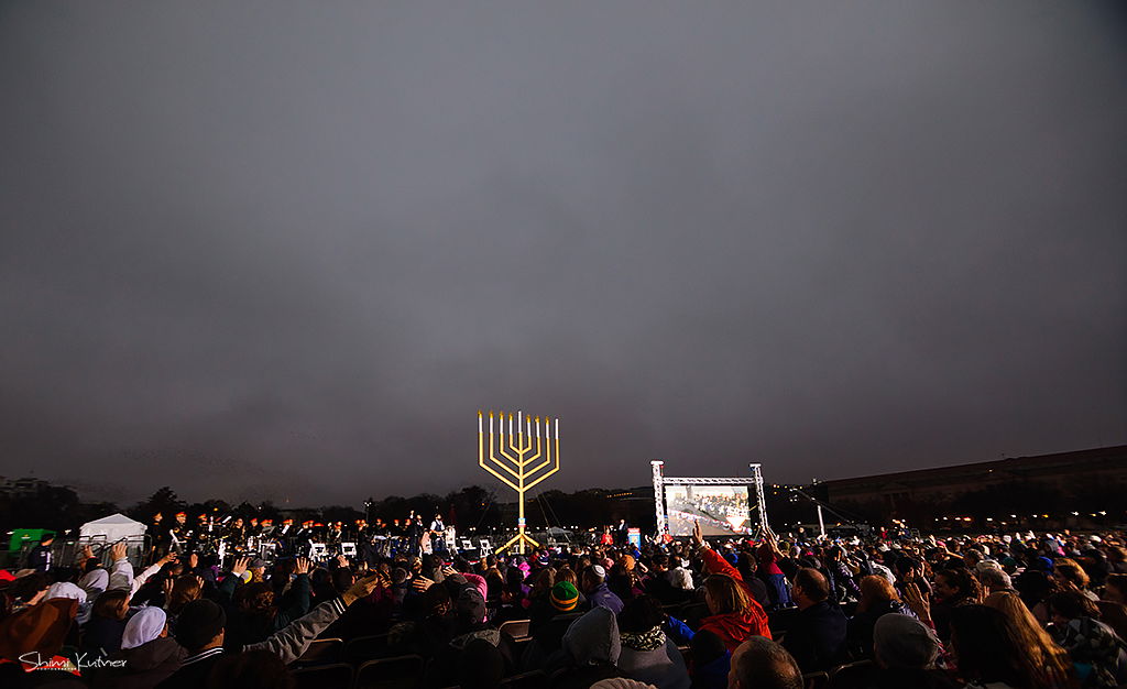 הדלקת נרות חנוכה מול הבית הלבן • צפו