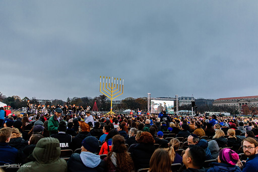 הדלקת נרות חנוכה מול הבית הלבן • צפו
