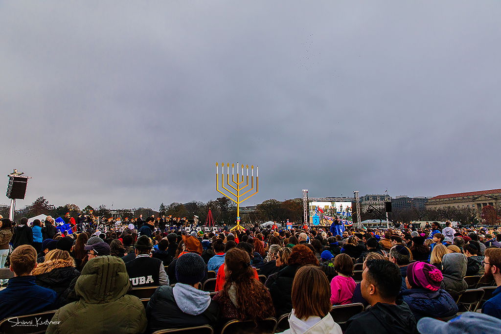 הדלקת נרות חנוכה מול הבית הלבן • צפו