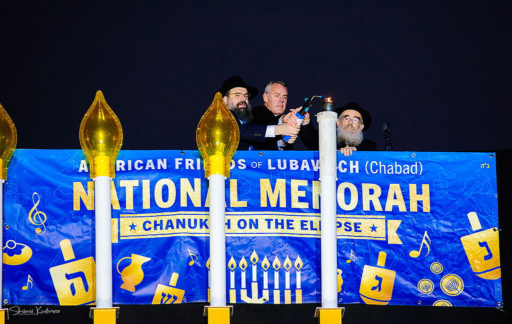 הדלקת נרות חנוכה מול הבית הלבן • צפו