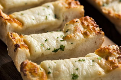 בגט במילוי גבינות עם שום ועשבי תיבול