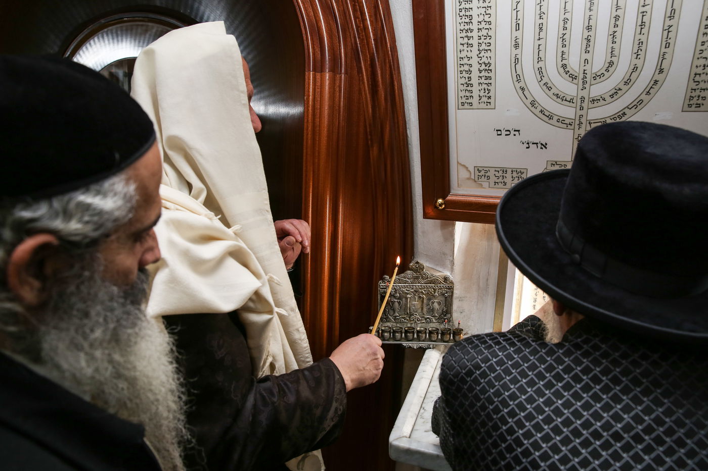 תיעוד: הדלק נר שני של חנוכה בציון הרשב"י