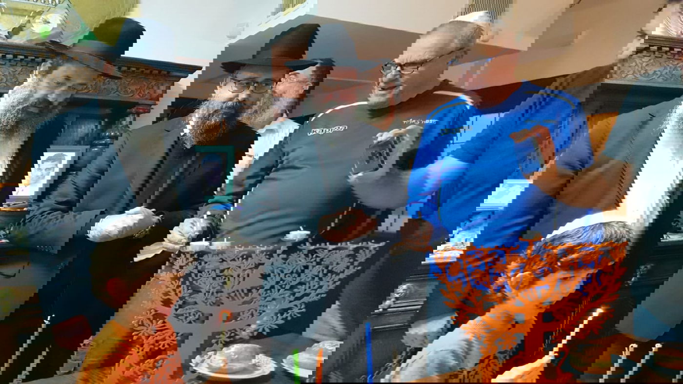 מצמרר: היתום בן השנה וחצי הדליק נרות במקום בו אמו נרצחה