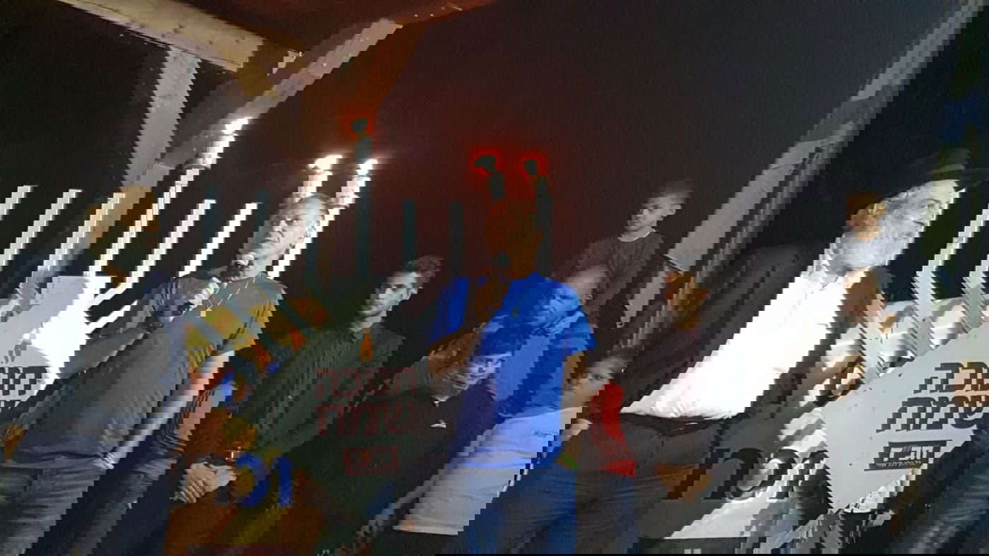 מצמרר: היתום בן השנה וחצי הדליק נרות במקום בו אמו נרצחה