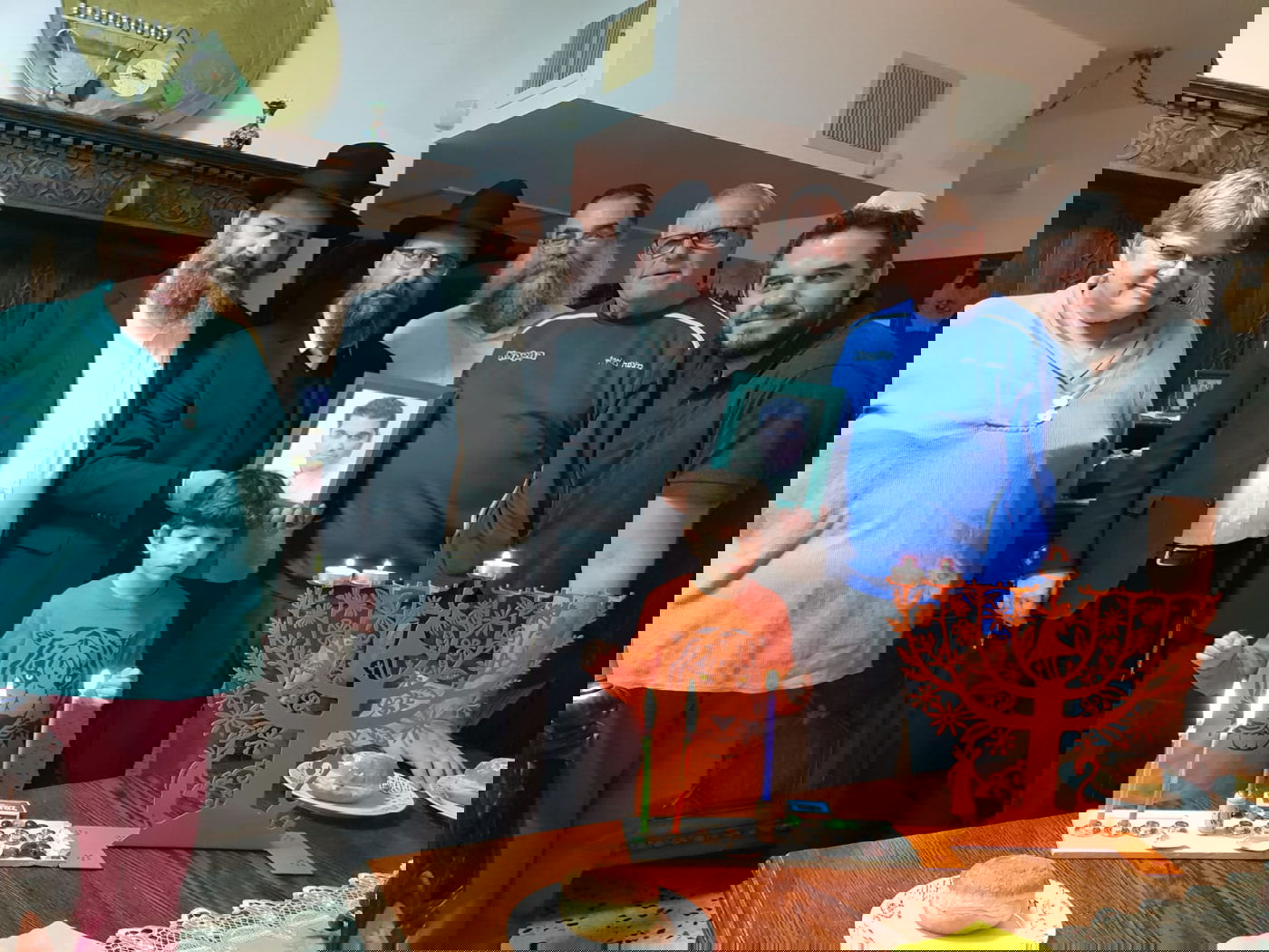 מצמרר: היתום בן השנה וחצי הדליק נרות במקום בו אמו נרצחה