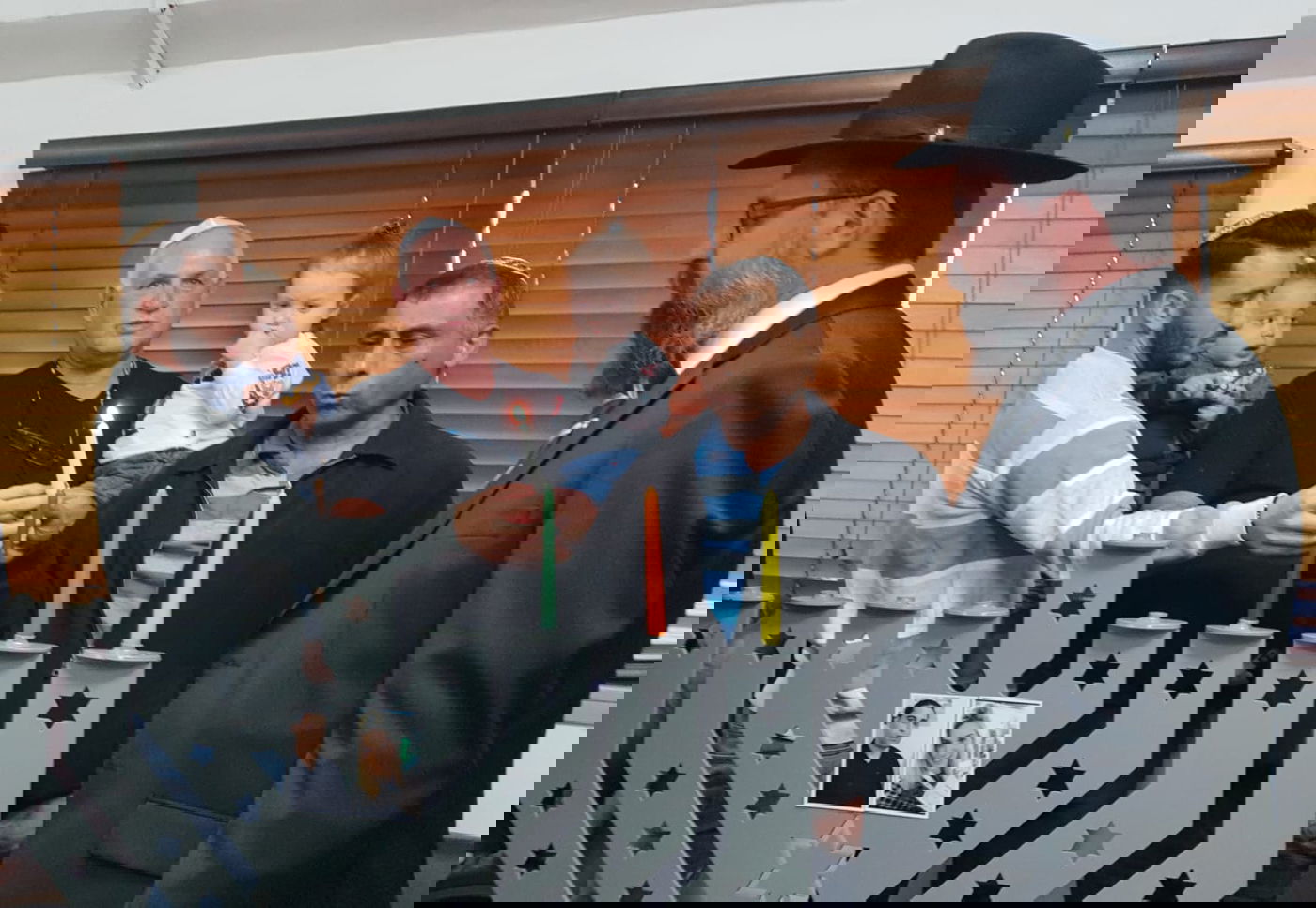 מצמרר: היתום בן השנה וחצי הדליק נרות במקום בו אמו נרצחה