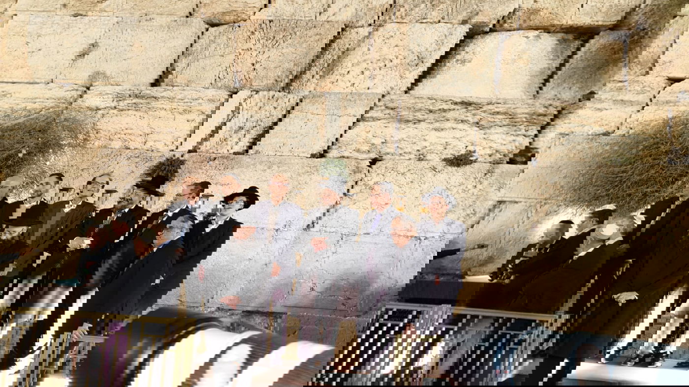 רבה של באר שבע הדליק נר שלישי בכותל