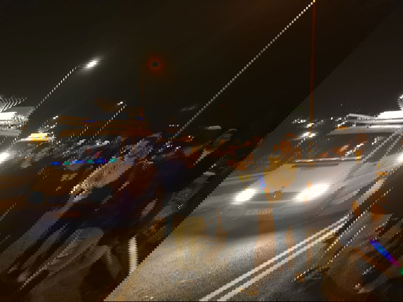 מצמרר: היתום בן השנה וחצי הדליק נרות במקום בו אמו נרצחה