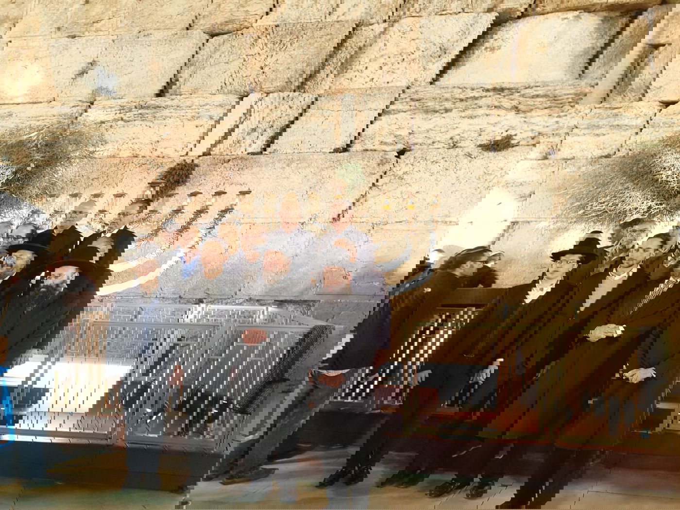 רבה של באר שבע הדליק נר שלישי בכותל