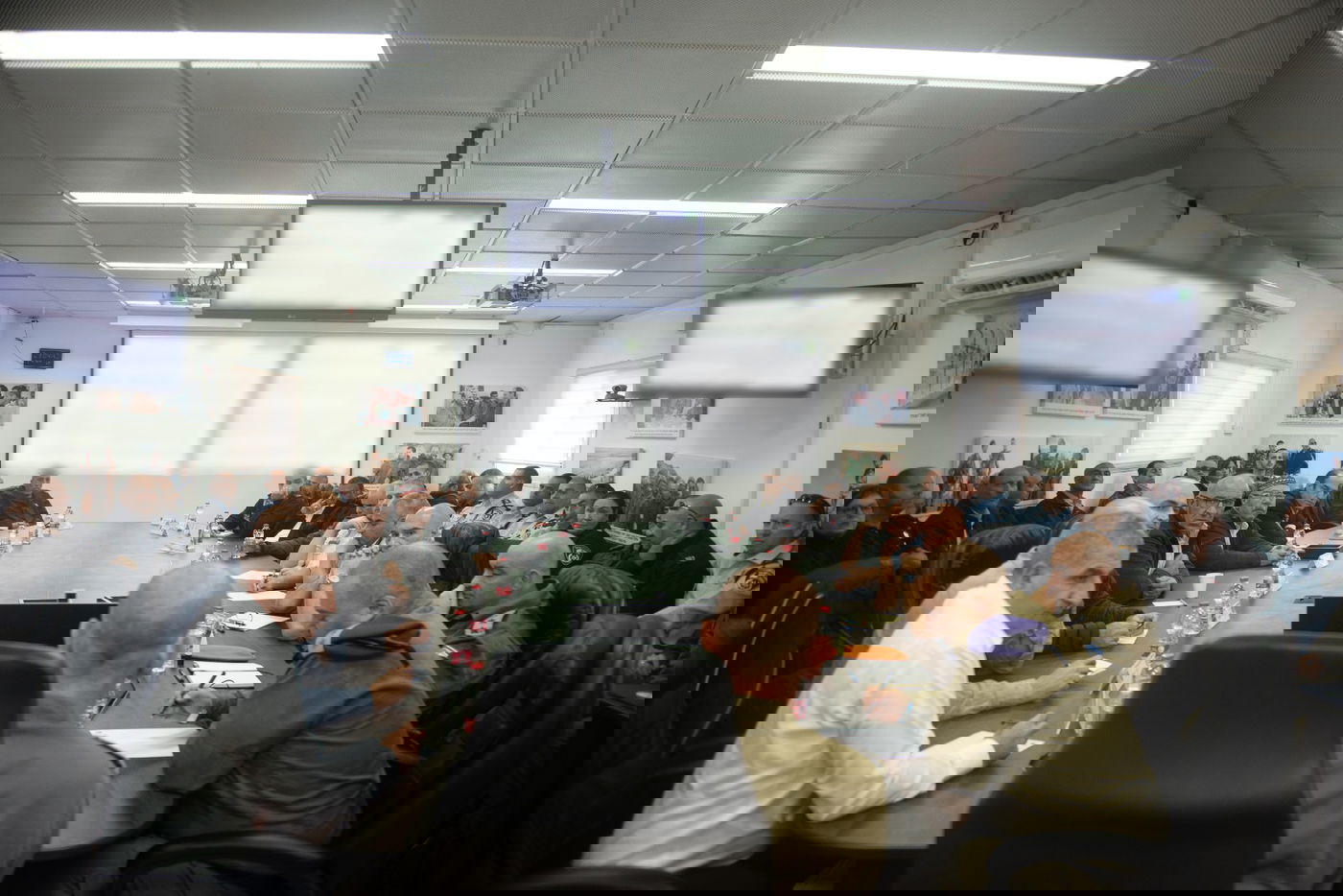 מפקד עוצבת ״הגליל״, תת-אלוף רפי מילוא, בשיחה עם ראשי הרשויות