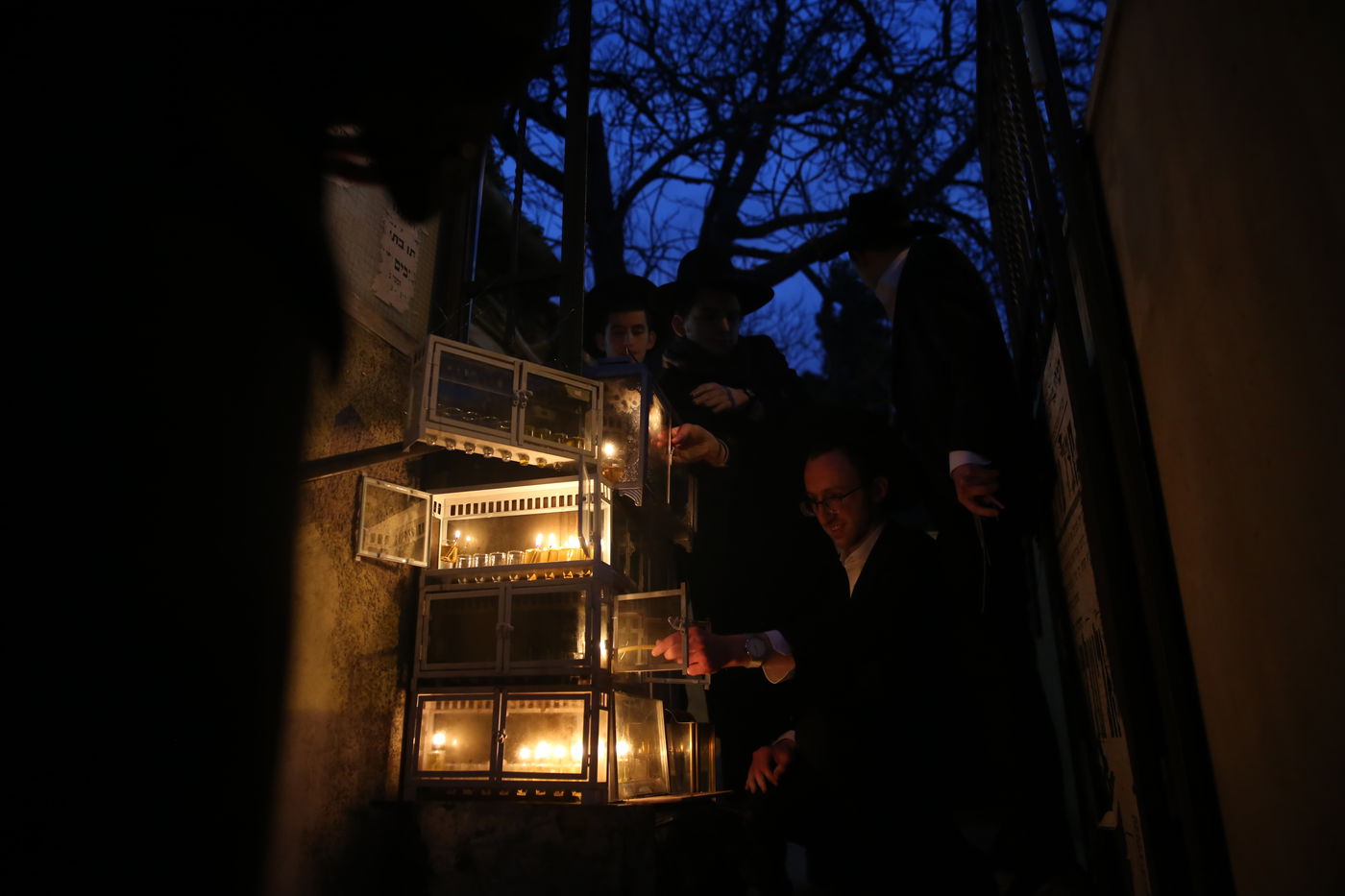 מיד אחרי החופה: החתן והכלה יצאו להדליק נרות - ושבו לאולם