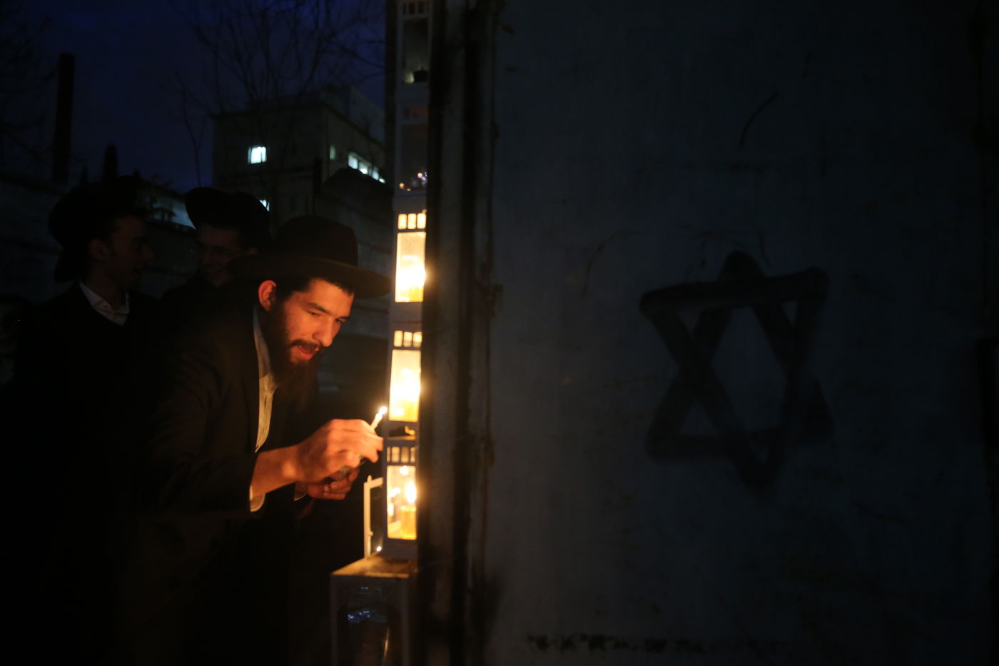 מיד אחרי החופה: החתן והכלה יצאו להדליק נרות - ושבו לאולם