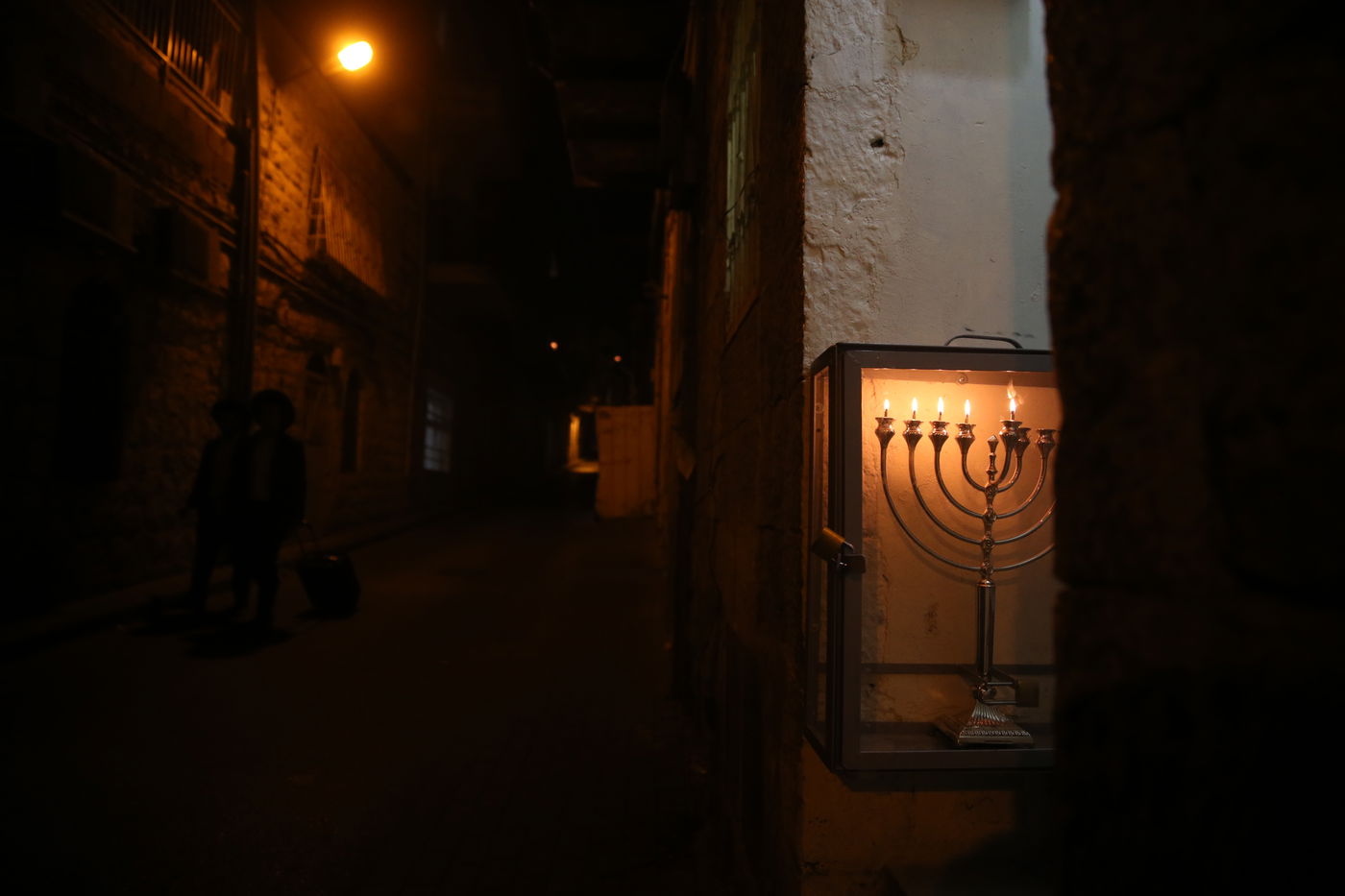 מיד אחרי החופה: החתן והכלה יצאו להדליק נרות - ושבו לאולם