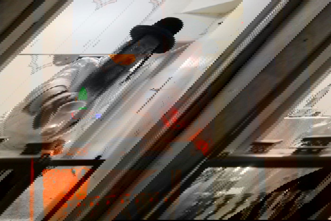 המגיד ממאה שערים ורעייתו בהדלקת נרות חנוכה. צפו