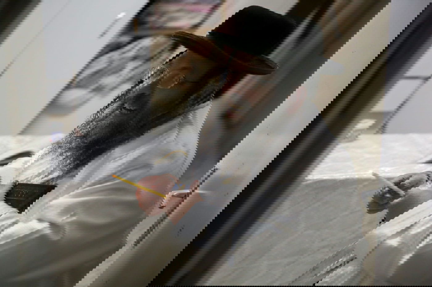 המגיד ממאה שערים ורעייתו בהדלקת נרות חנוכה. צפו