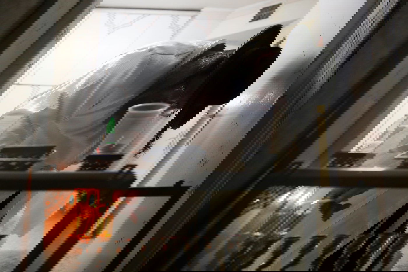 המגיד ממאה שערים ורעייתו בהדלקת נרות חנוכה. צפו