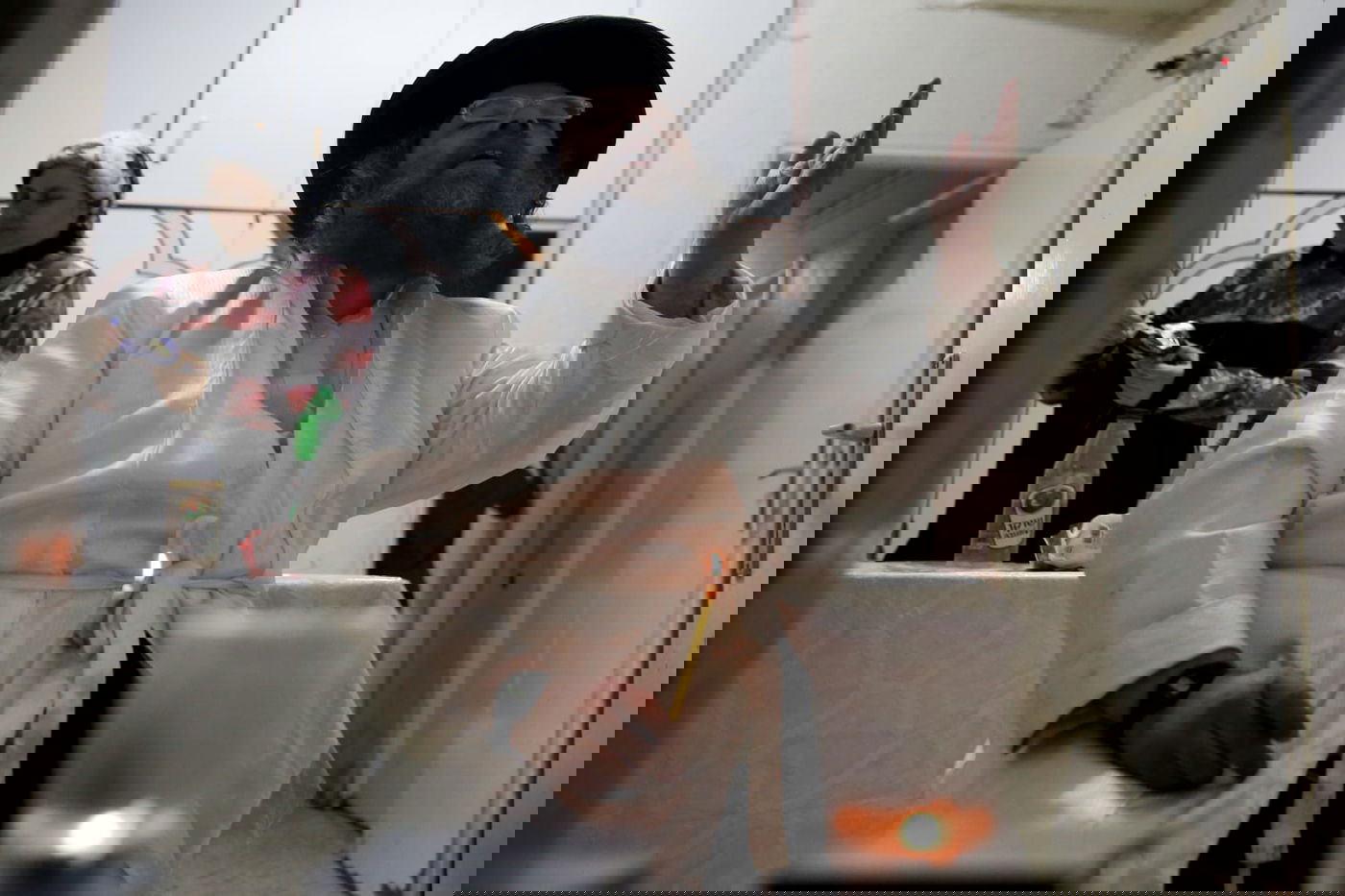 המגיד ממאה שערים ורעייתו בהדלקת נרות חנוכה. צפו