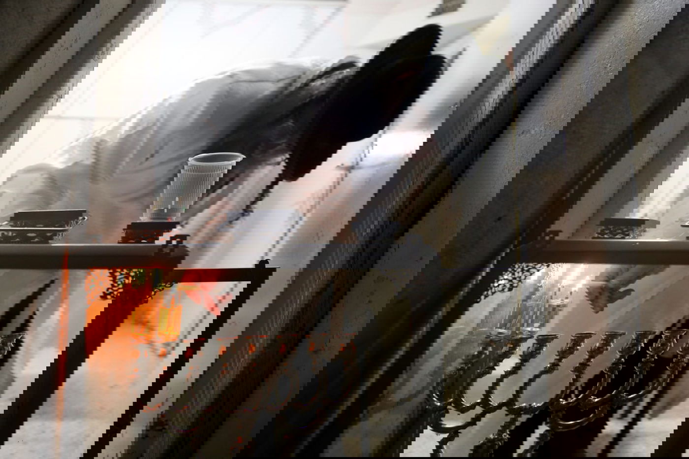 המגיד ממאה שערים ורעייתו בהדלקת נרות חנוכה. צפו