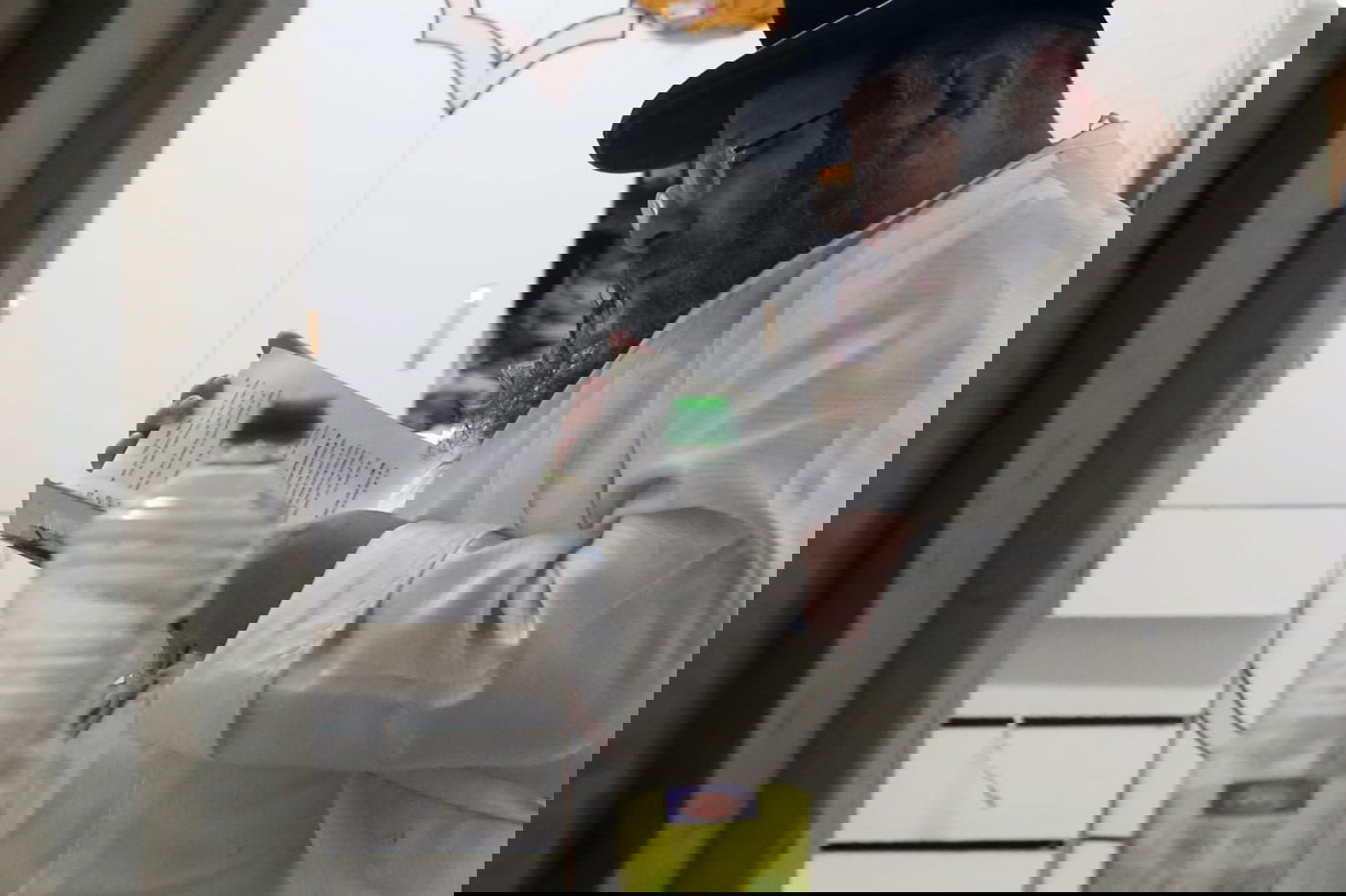 המגיד ממאה שערים ורעייתו בהדלקת נרות חנוכה. צפו