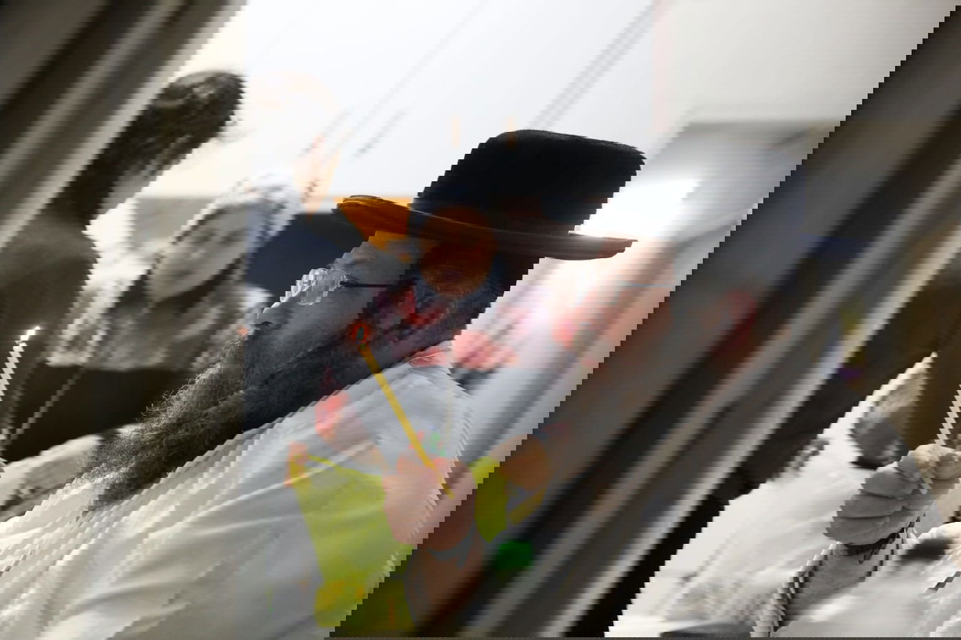 המגיד ממאה שערים ורעייתו בהדלקת נרות חנוכה. צפו